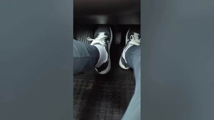 Jak poprawnie trzymać nogę na sprzęgle? Unikaj bolesnych wpadek podczas jazdy