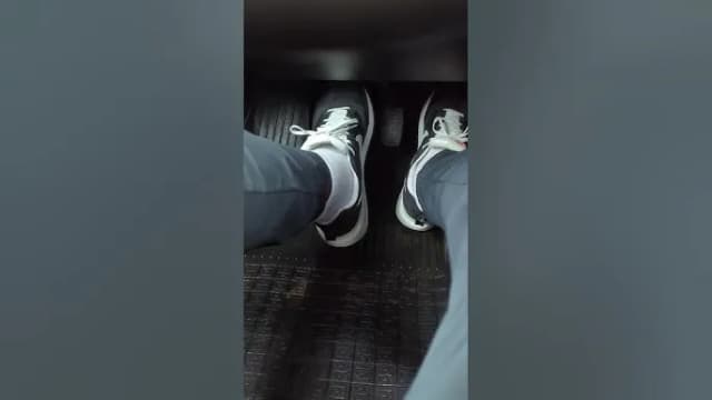 Jak poprawnie trzymać nogę na sprzęgle? Unikaj bolesnych wpadek podczas jazdy