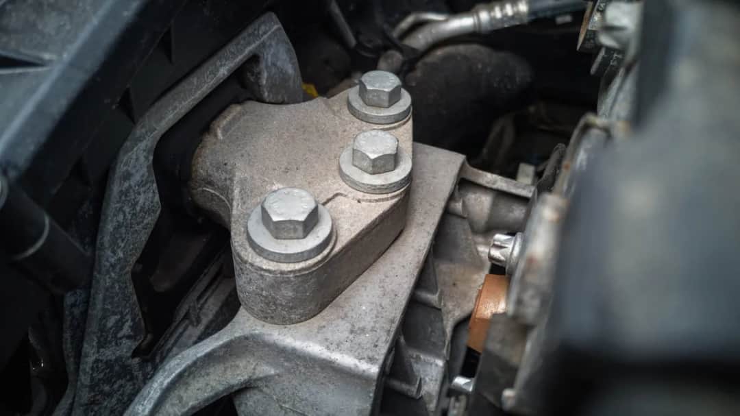 Niebezpieczne objawy uszkodzenia poduszki silnika. Uważaj, zanim będzie za późno!