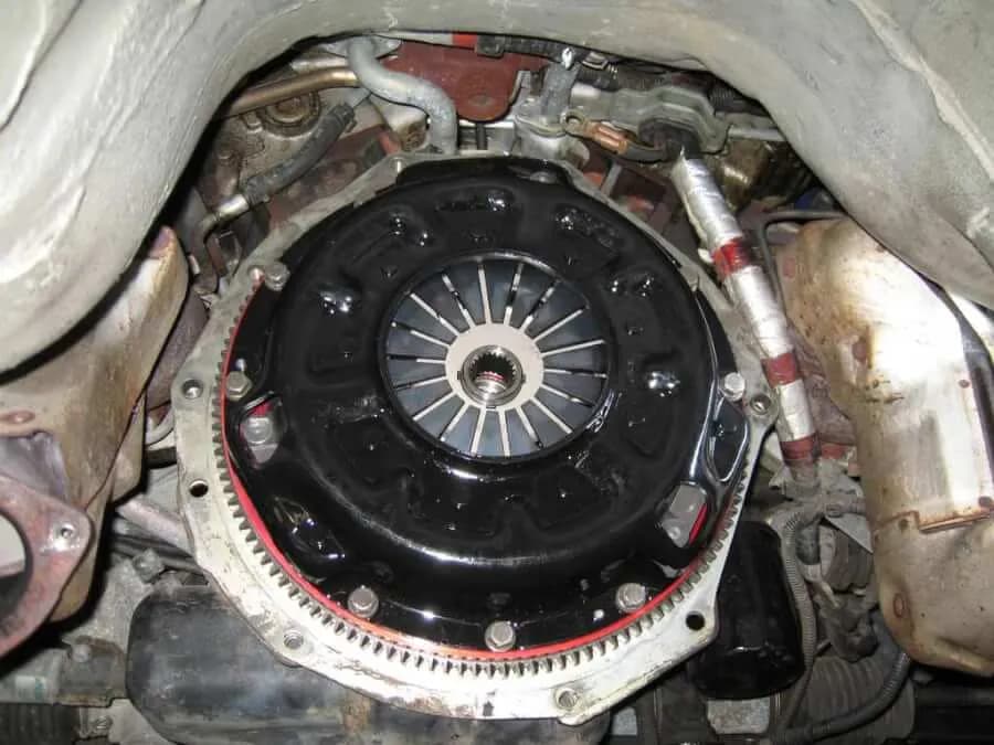 Jak usunąć zapach spalonego sprzęgła: 7 skutecznych metod