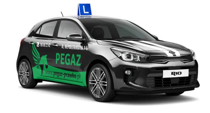 Twój pierwszy krok po egzaminie. Jak pewnie rozpocząć przygodę z prawem jazdy?