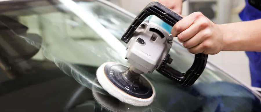 Czy można polerować szybę w samochodzie? Sprawdź skuteczne metody