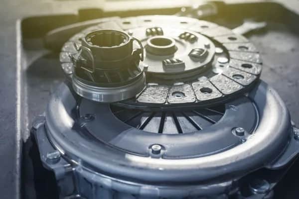 Jak szybko i bezpiecznie odpowietrzyć sprzęgło bez kosztownej naprawy