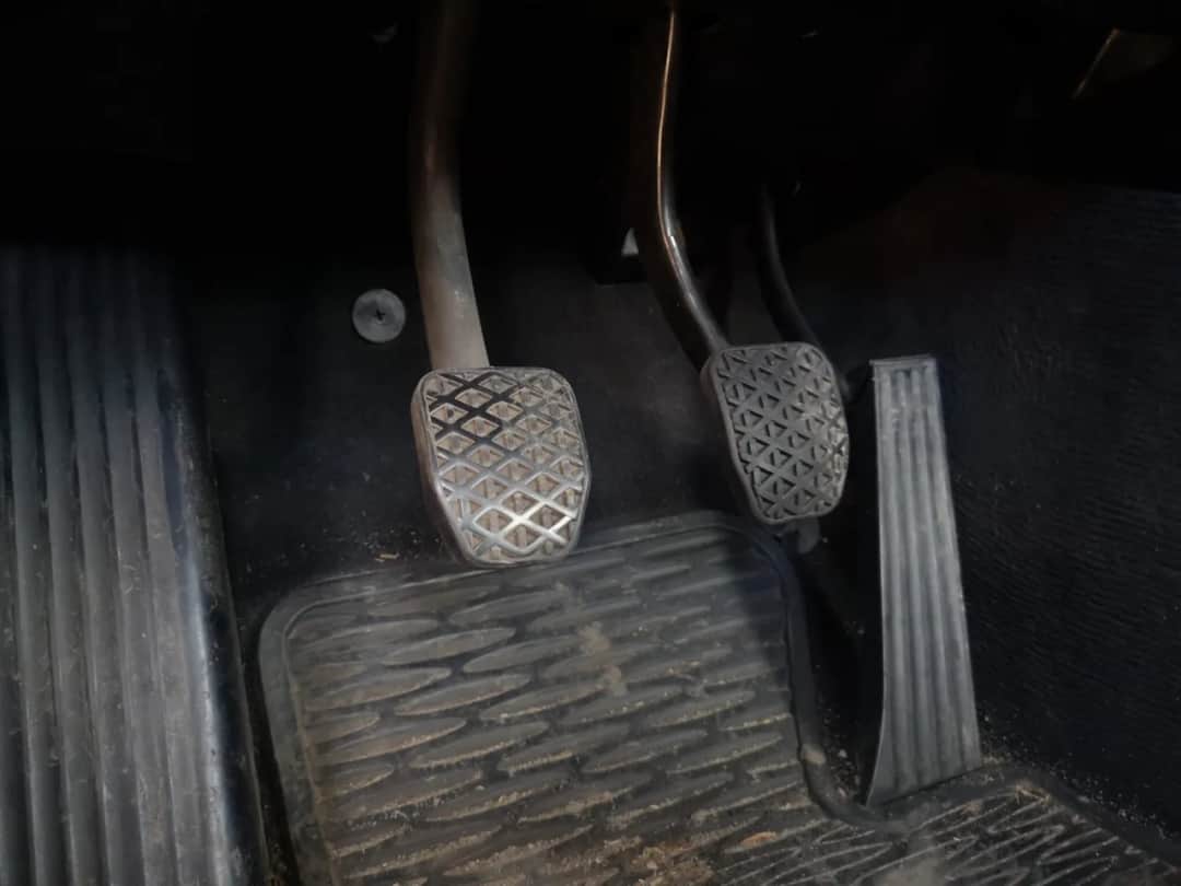 Hamulec czy sprzęgło? Unikaj wpadek podczas jazdy samochodem