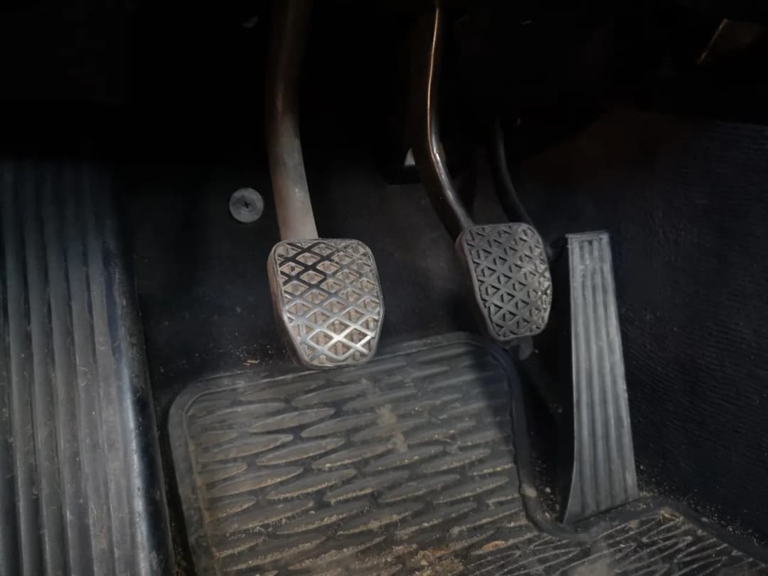 Hamulec czy sprzęgło? Unikaj wpadek podczas jazdy samochodem