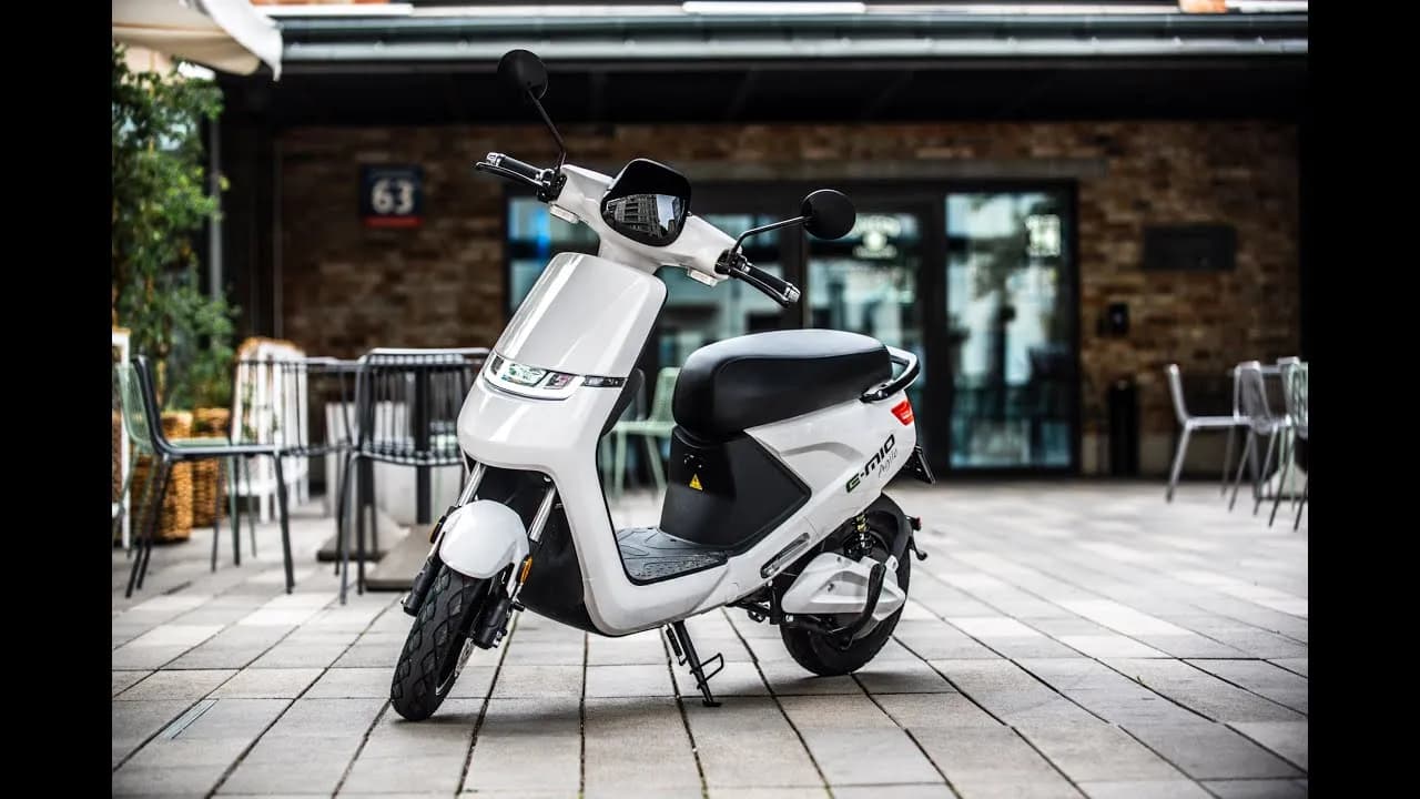 Skuter czy motorower? Zaskakujące różnice, które musisz znać