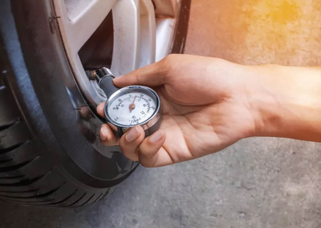 Niskie ciśnienie w oponach: Ratuj swój samochód przed awarią i niebezpieczeństwem