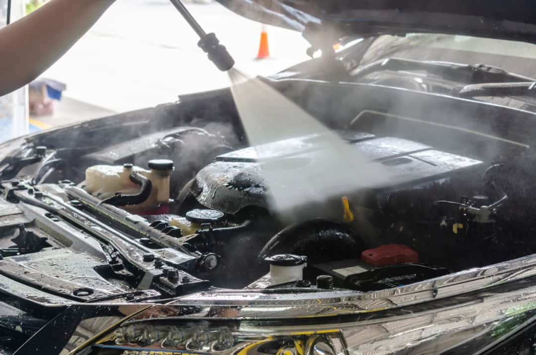 Czy można myć silnik w samochodzie bez ryzyka uszkodzeń?