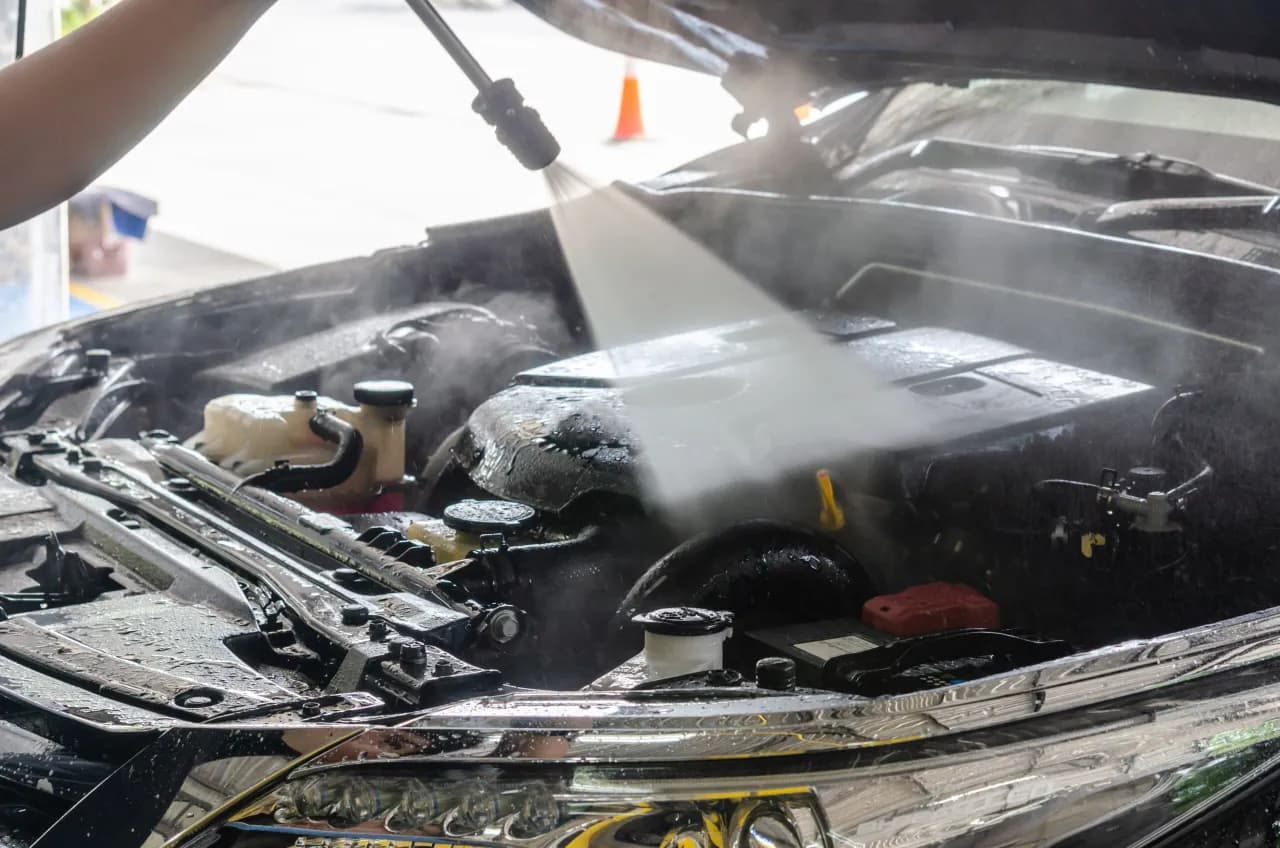 Czy można myć silnik w samochodzie bez ryzyka uszkodzeń?