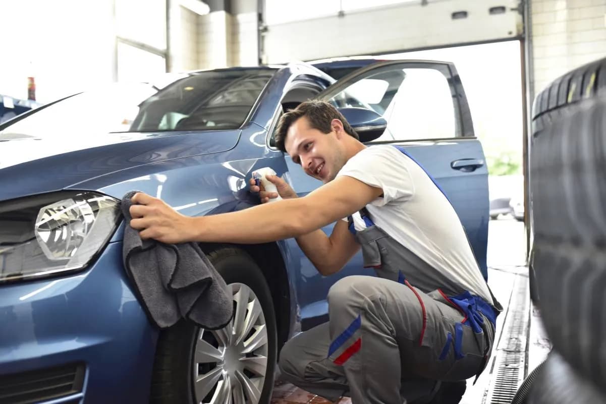 Jak dbać o wosk na aucie, aby uniknąć uszkodzeń lakieru