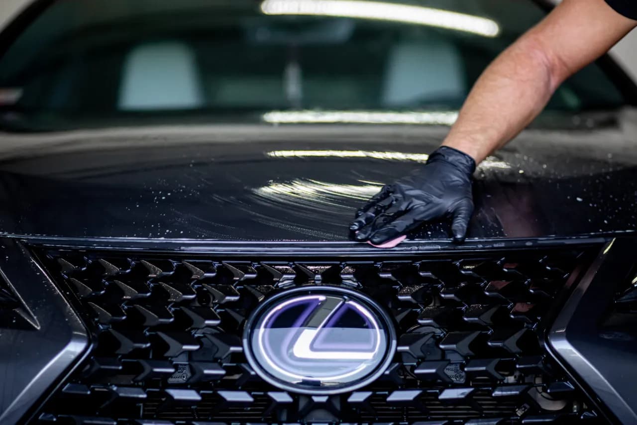 Kiedy woskować samochód, aby uniknąć zniszczenia lakieru?