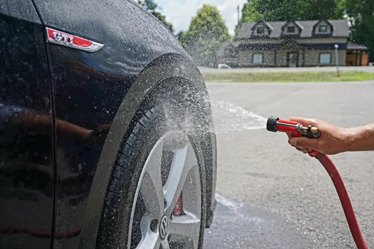 Czy można myć auto pod domem? Sprawdź przepisy i uniknij kary