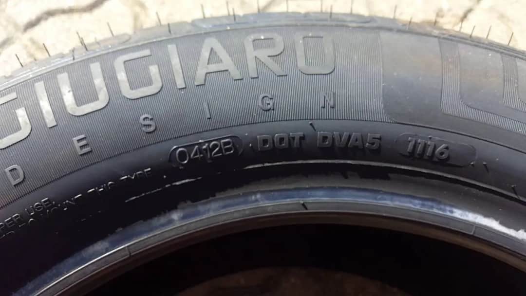 Jak bezpiecznie sprawdzić rocznik opon? Uniknij niebezpiecznej jazdy