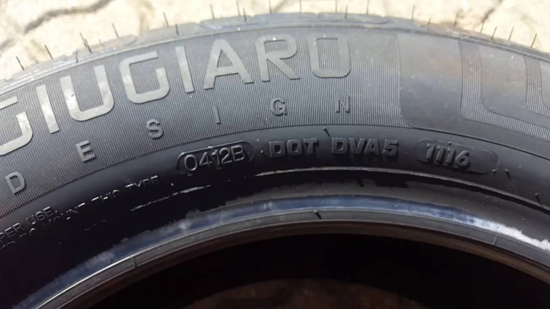 Jak bezpiecznie sprawdzić rocznik opon? Uniknij niebezpiecznej jazdy