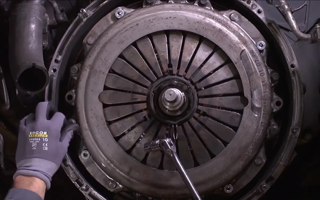 Ile trwa wymiana sprzęgła? Szybka i tania naprawa bez stresu