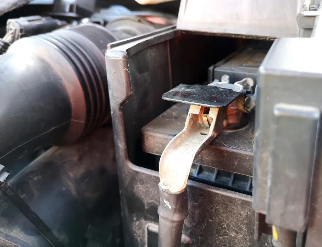 Gdzie jest przewód masowy silnika? Odkryj, dlaczego to ważne dla Twojego auta