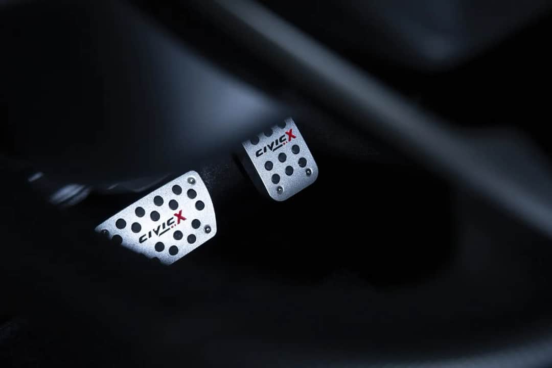 Gdzie jest gaz, hamulec i sprzęgło? Poznaj układ pedałów w aucie