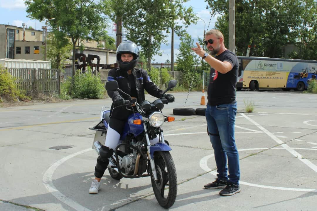 Ile godzin praktyki na prawo jazdy? Sprawdź wymagania dla kategorii