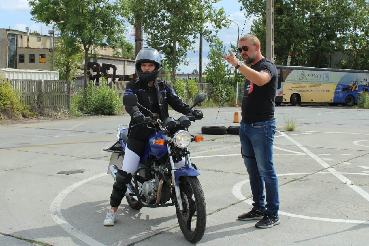 Ile godzin praktyki na prawo jazdy? Sprawdź wymagania dla kategorii