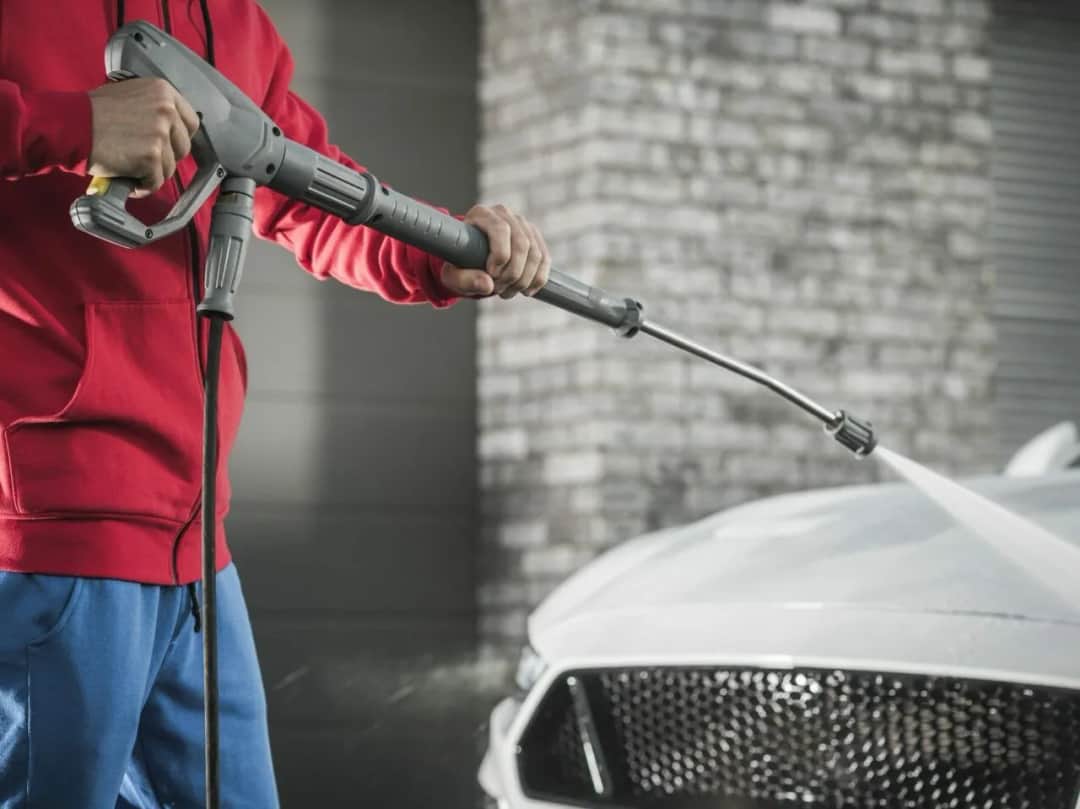 Jaką myjkę ciśnieniową kupić do mycia samochodu, aby nie żałować?
