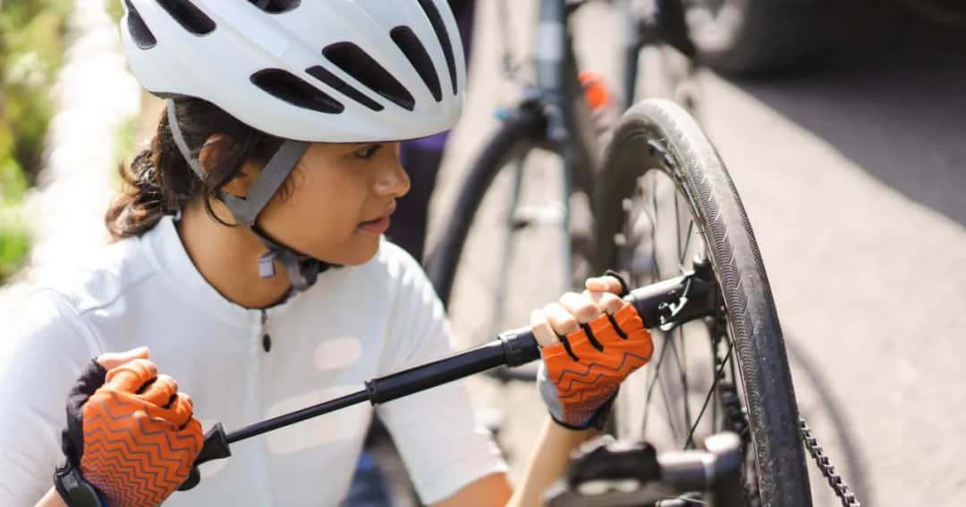 Jak napompować opony krok po kroku? Uniknij przykrych niespodzianek na drodze